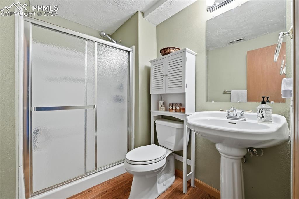 Image 36 of 45: Bathroom