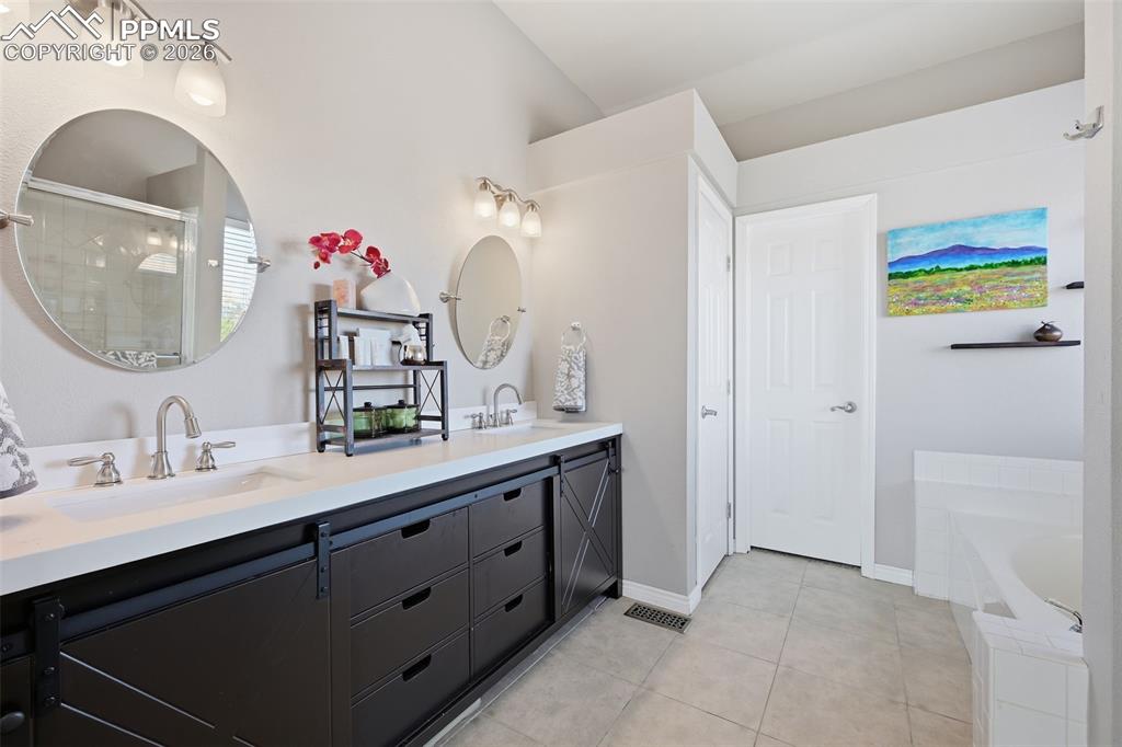 Image 4 of 45: Bathroom