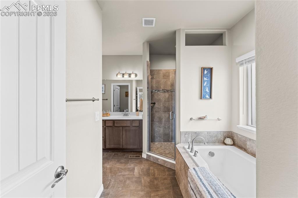 Image 13 of 28: Bathroom