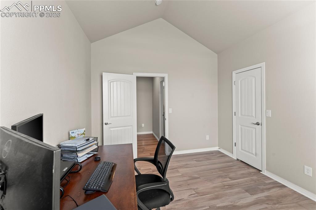 Image 19 of 28: Bedroom