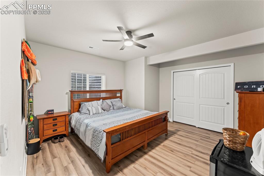 Image 21 of 28: Bedroom