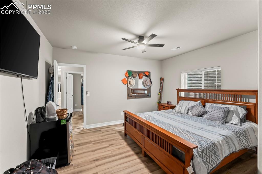 Image 22 of 28: Bedroom