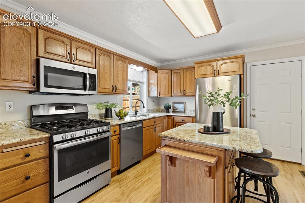 Image 10 of 33: Kitchen