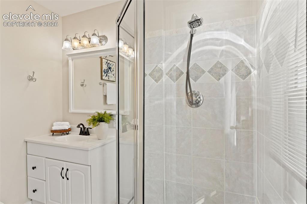 Image 20 of 33: Bathroom