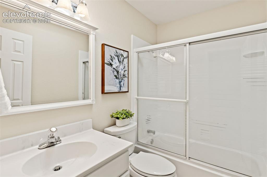 Image 23 of 33: Bathroom