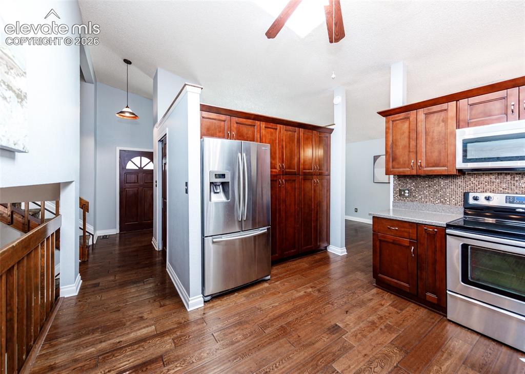 Image 15 of 48: Kitchen