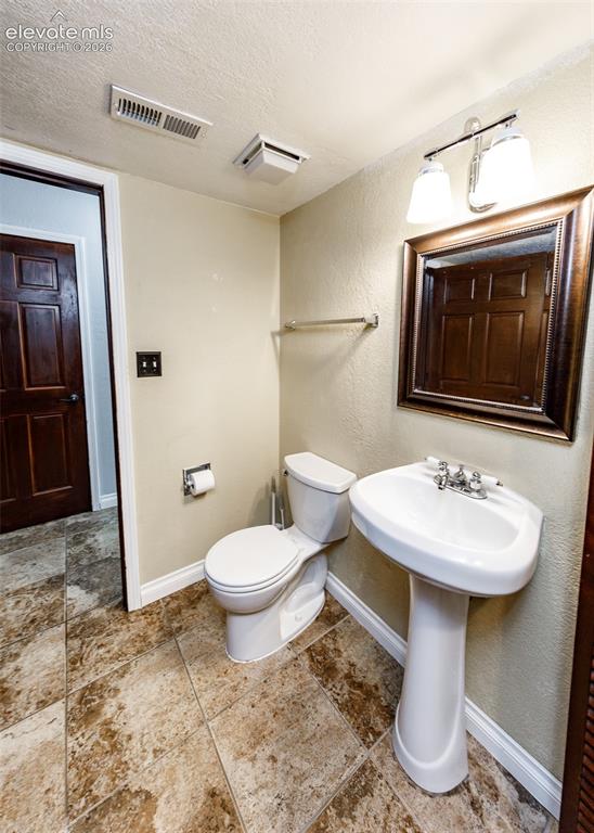 Image 35 of 48: Bathroom
