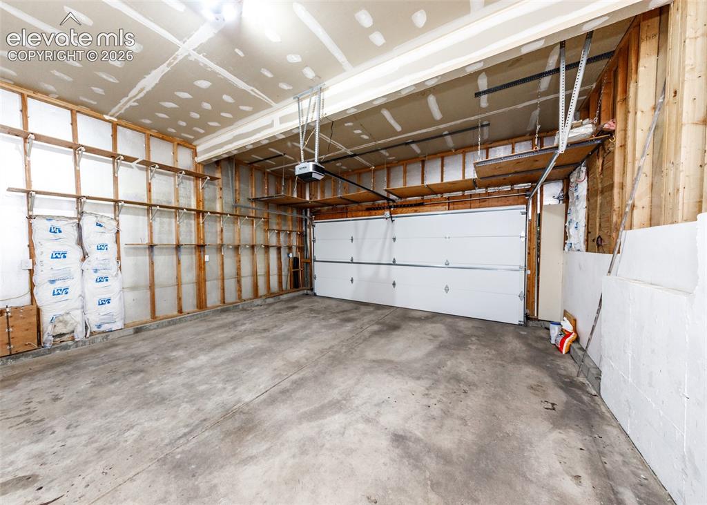 Image 44 of 48: Garage