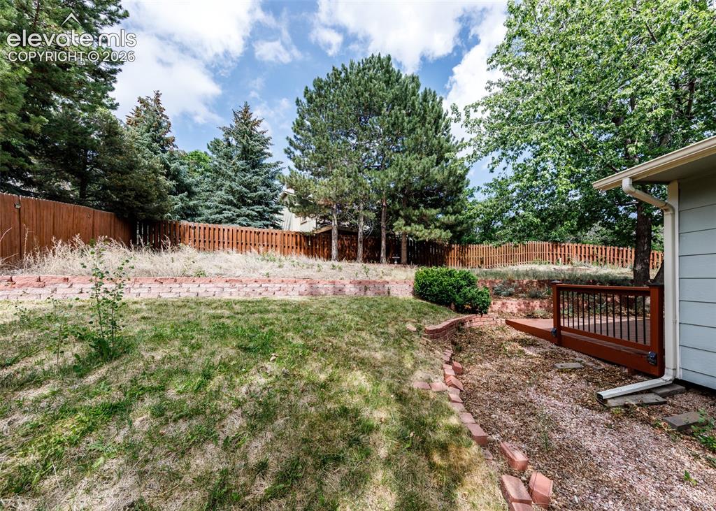 Image 46 of 48: Yard