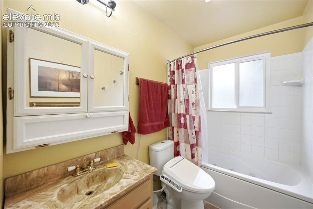 Image 20 of 47: Bathroom