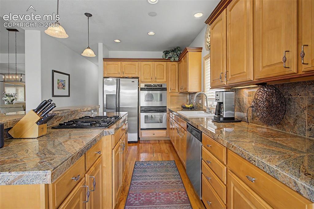 Image 16 of 50: Kitchen