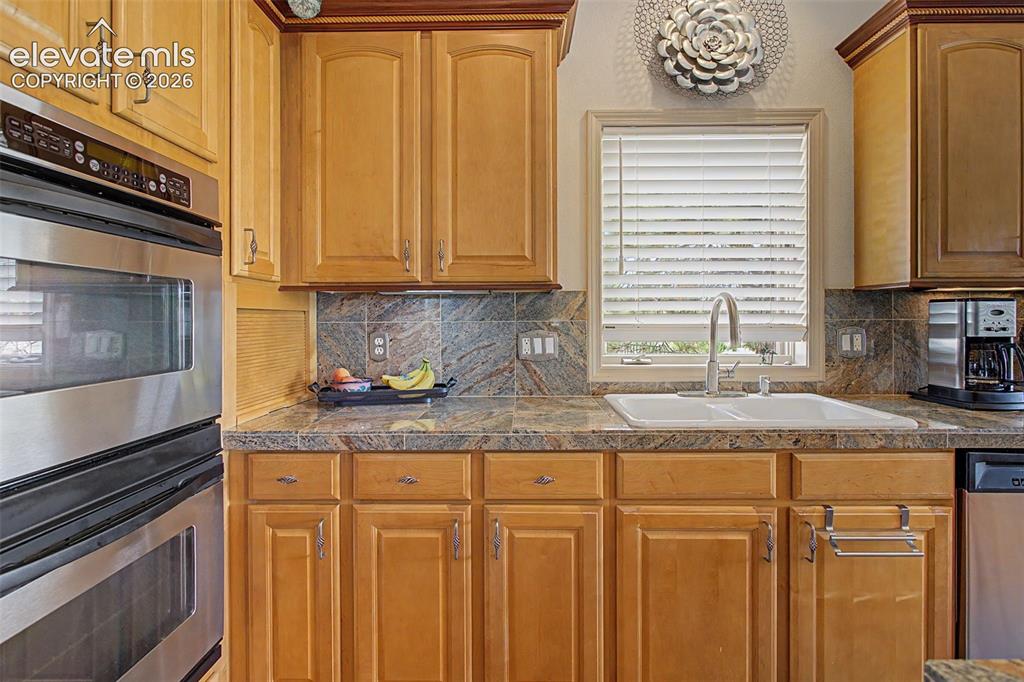 Image 17 of 50: Kitchen