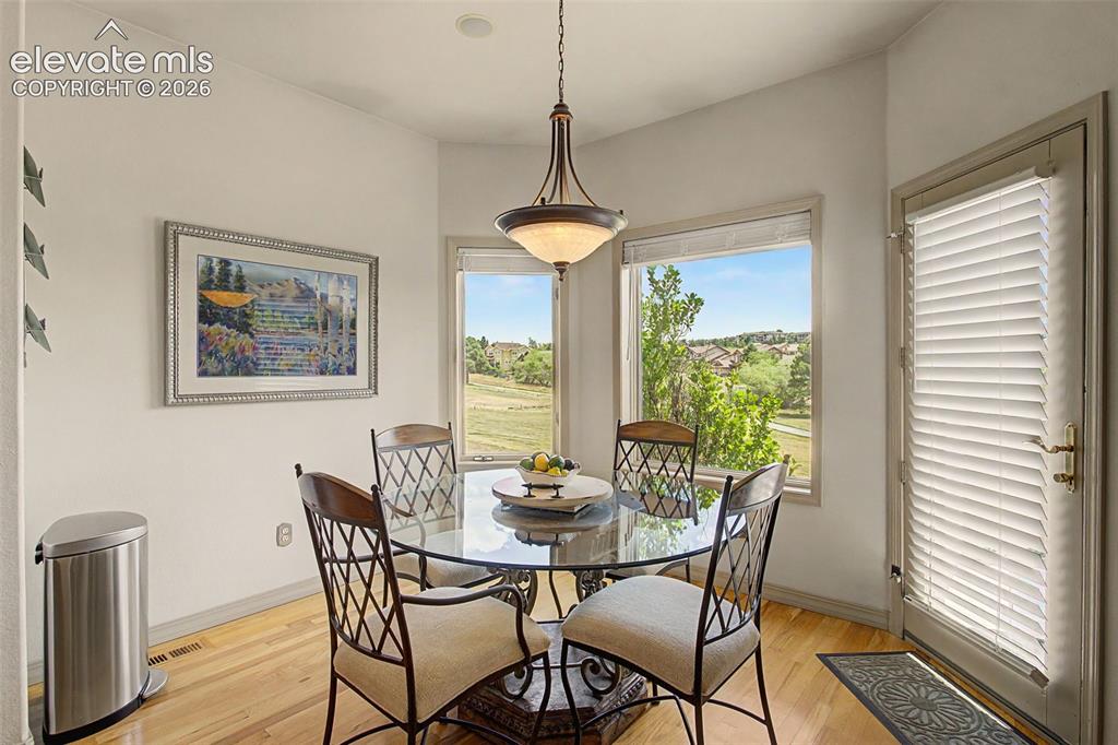 Image 18 of 50: Breakfast Area