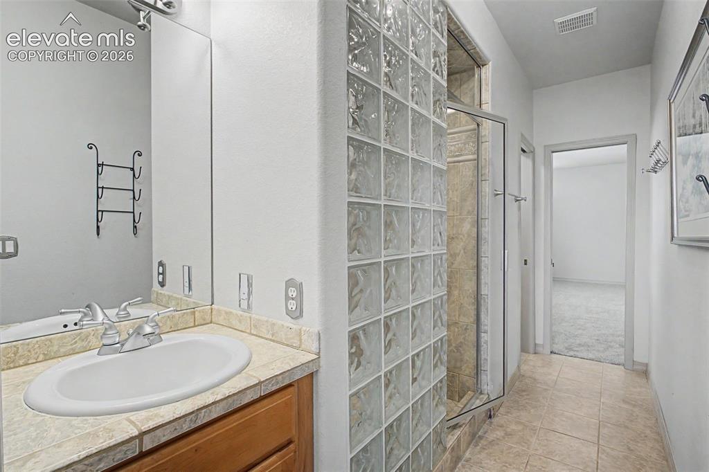 Image 27 of 50: Ensuite Bath LL w Steam Shower
