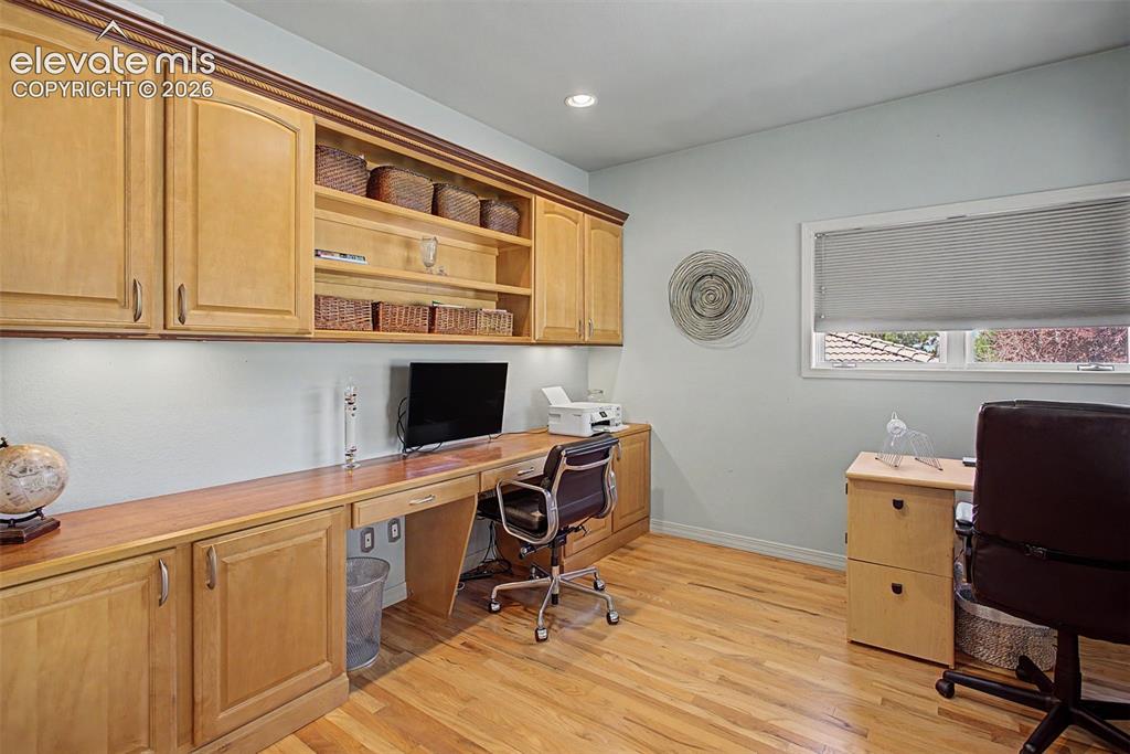 Image 8 of 50: Office