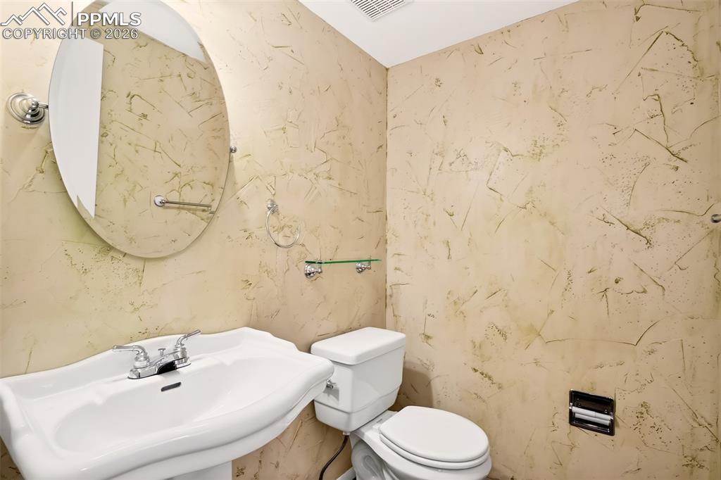 Image 10 of 50: Bathroom