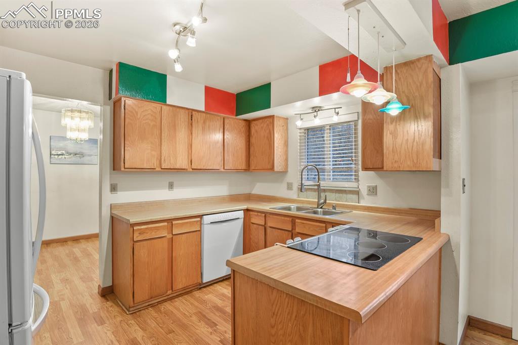 Image 10 of 35: Kitchen