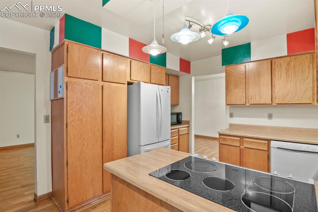 Image 11 of 35: Kitchen