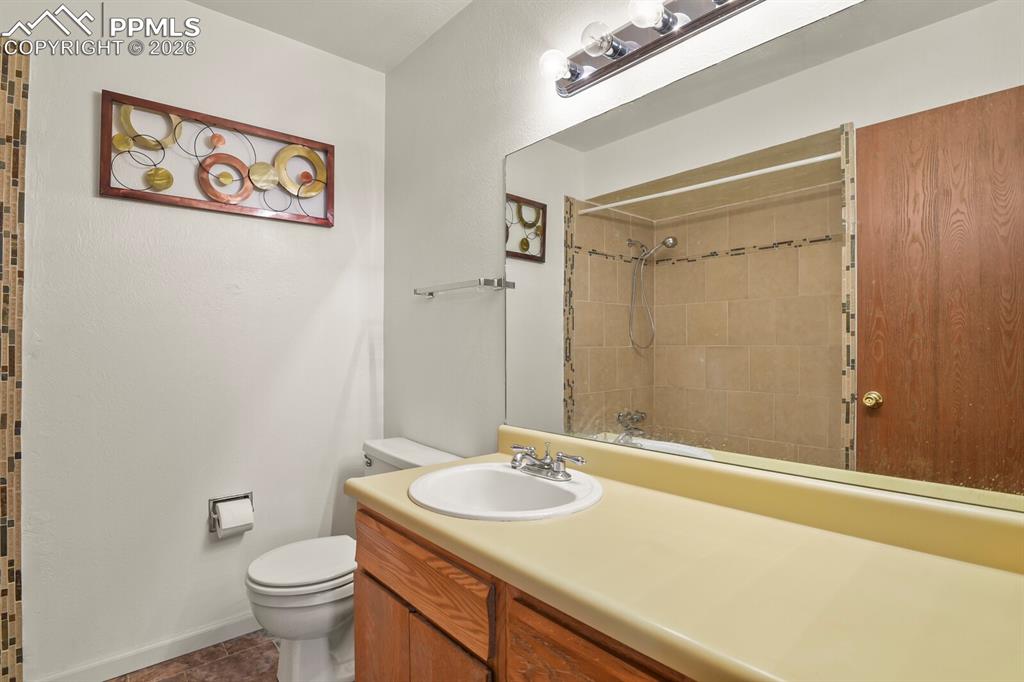 Image 20 of 35: Bathroom