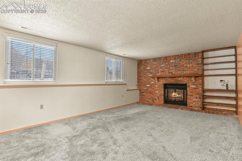 Image 26 of 35: Living Room