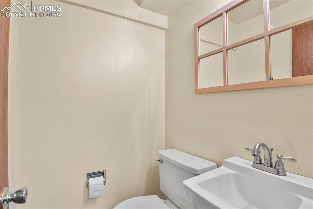 Image 28 of 35: Bathroom