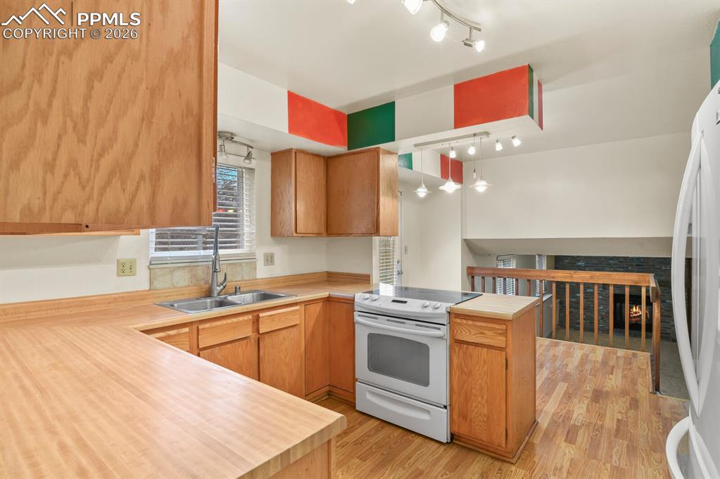 Image 9 of 35: Kitchen