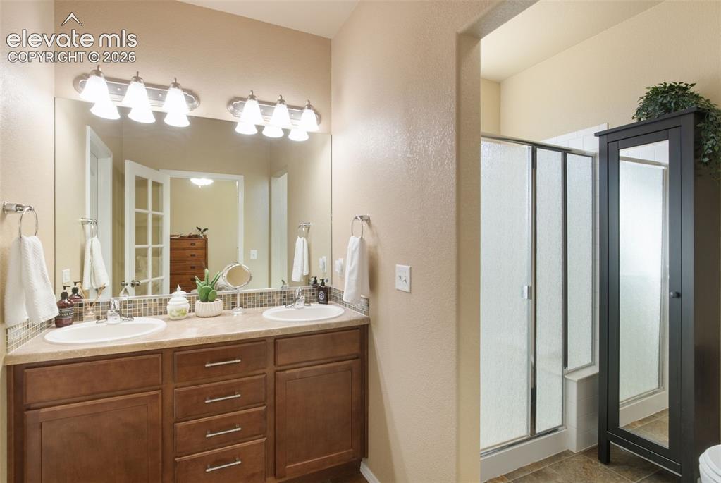 Image 13 of 39: Ensuite primary bath