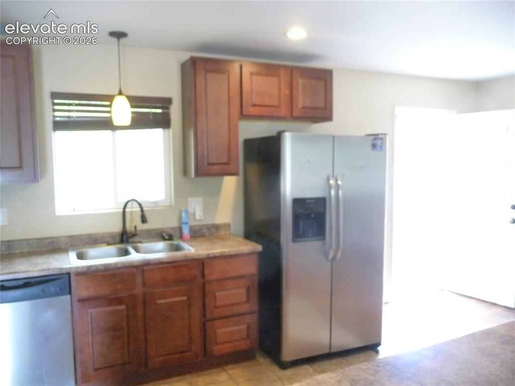 Image 10 of 20: Kitchen