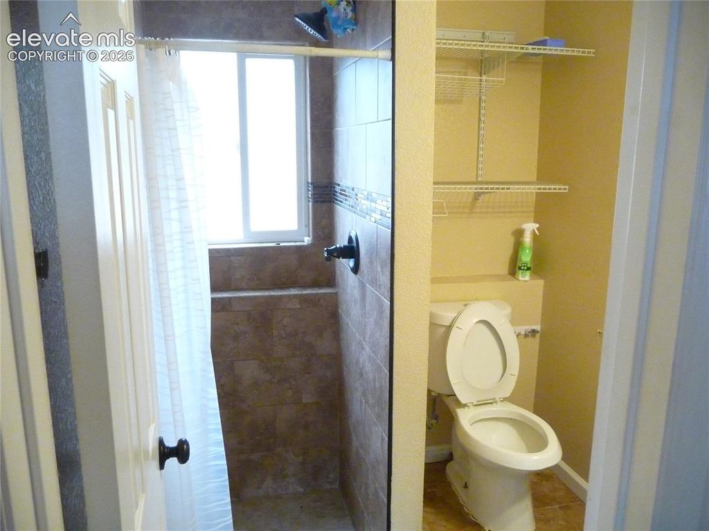 Image 15 of 20: Bathroom