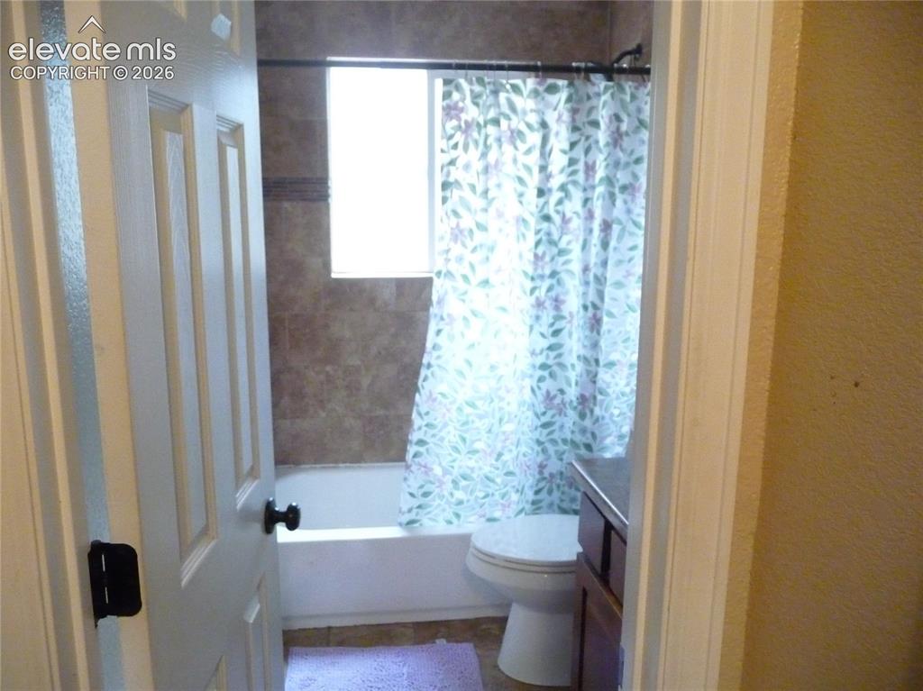 Image 16 of 20: Bathroom