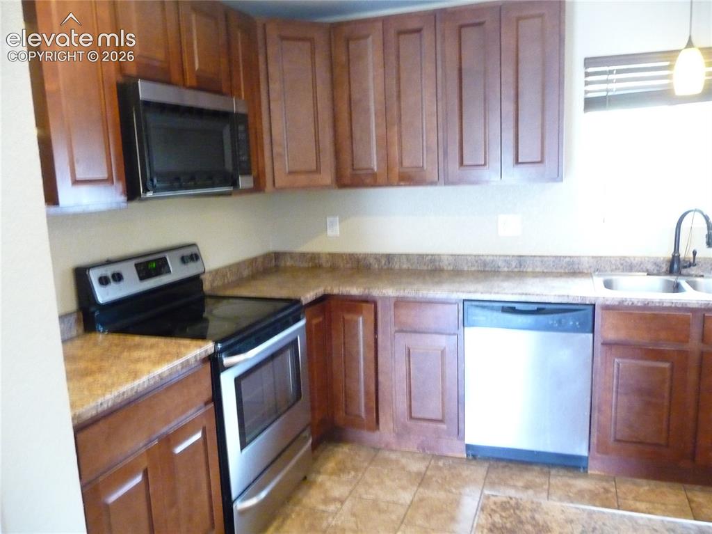 Image 9 of 20: Kitchen