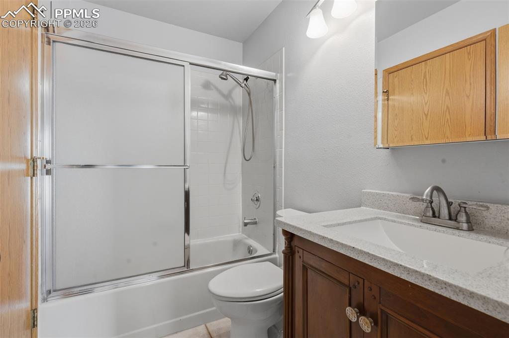 Image 13 of 30: Bathroom