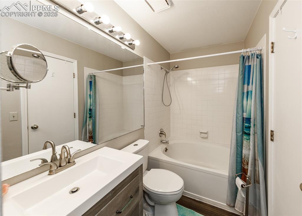 Image 19 of 37: Bathroom