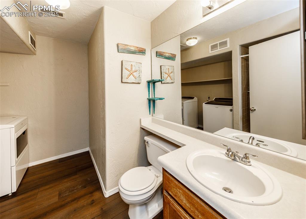 Image 31 of 37: Bathroom