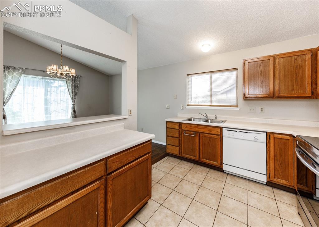 Image 9 of 37: Kitchen