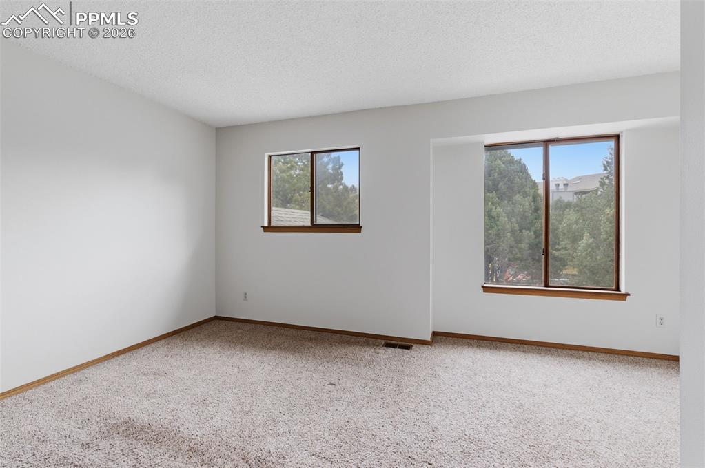 Image 13 of 31: Bedroom