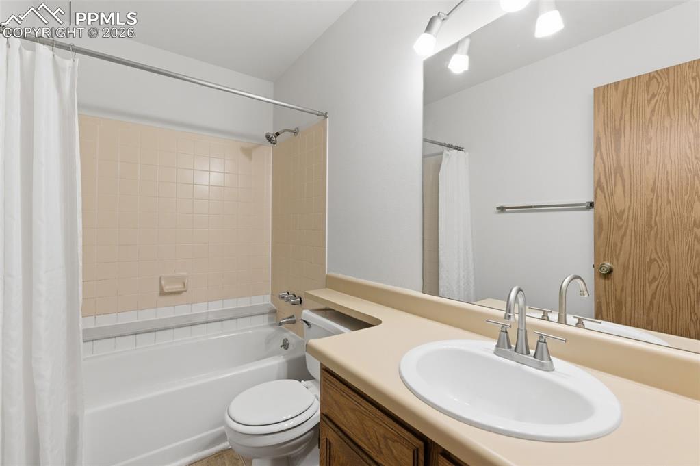 Image 19 of 31: Bathroom