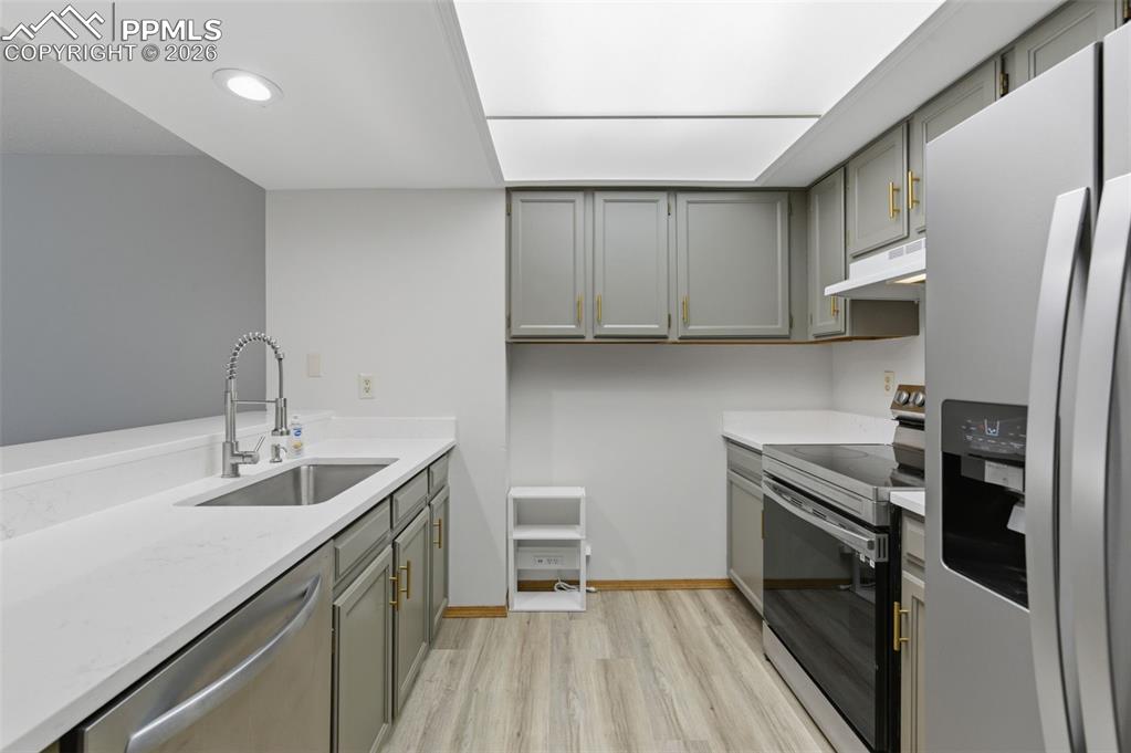 Image 7 of 31: Kitchen