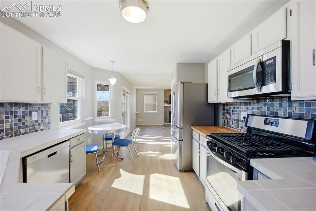 Image 10 of 50: Kitchen