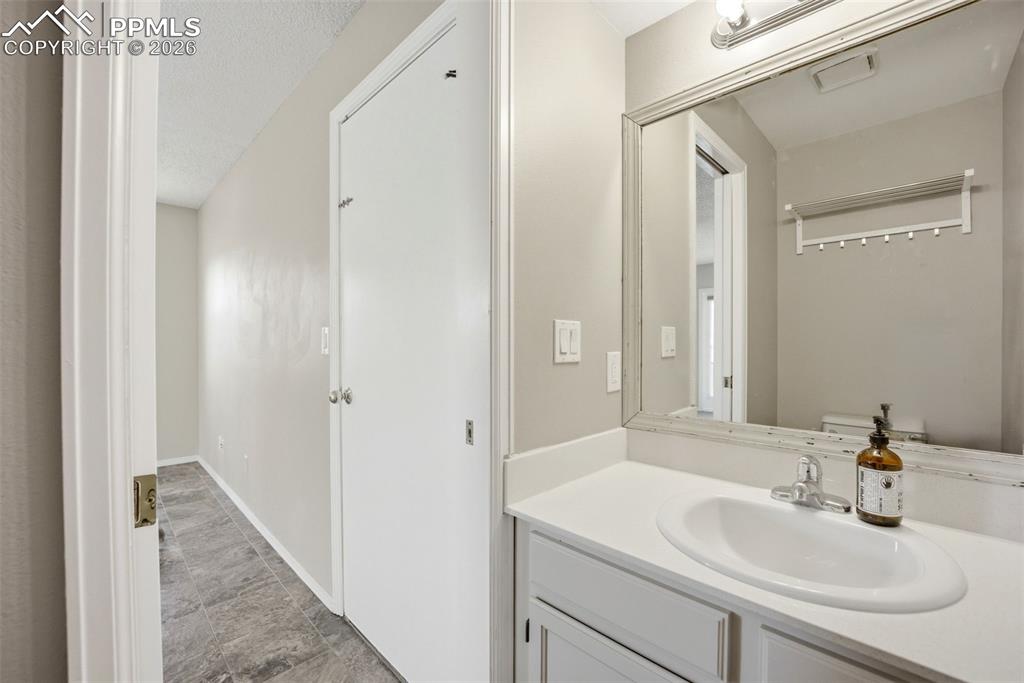 Image 14 of 50: Bathroom