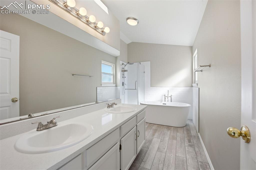 Image 21 of 50: Bathroom