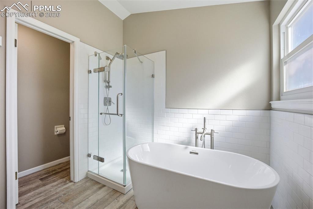 Image 22 of 50: Bathroom