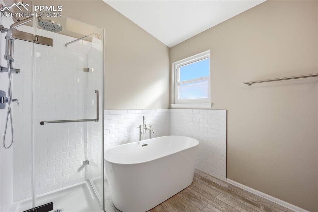 Image 23 of 50: Bathroom