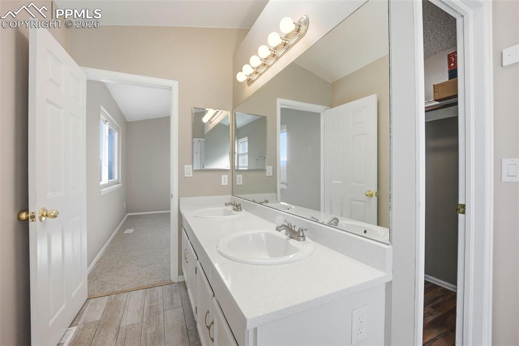 Image 25 of 50: Bathroom