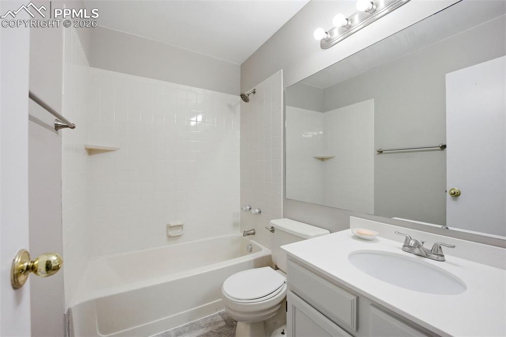 Image 26 of 50: Bathroom