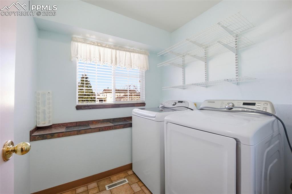 Image 27 of 50: Laundry