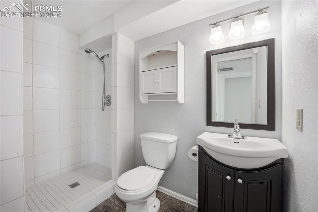 Image 35 of 50: Bathroom