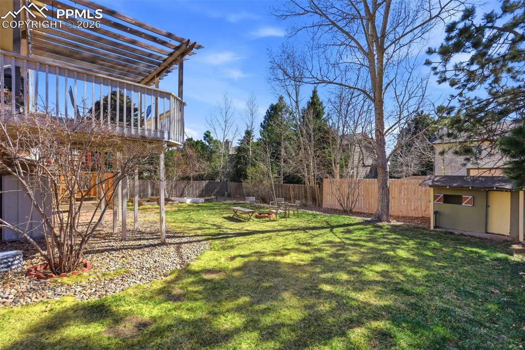 Image 39 of 50: Yard