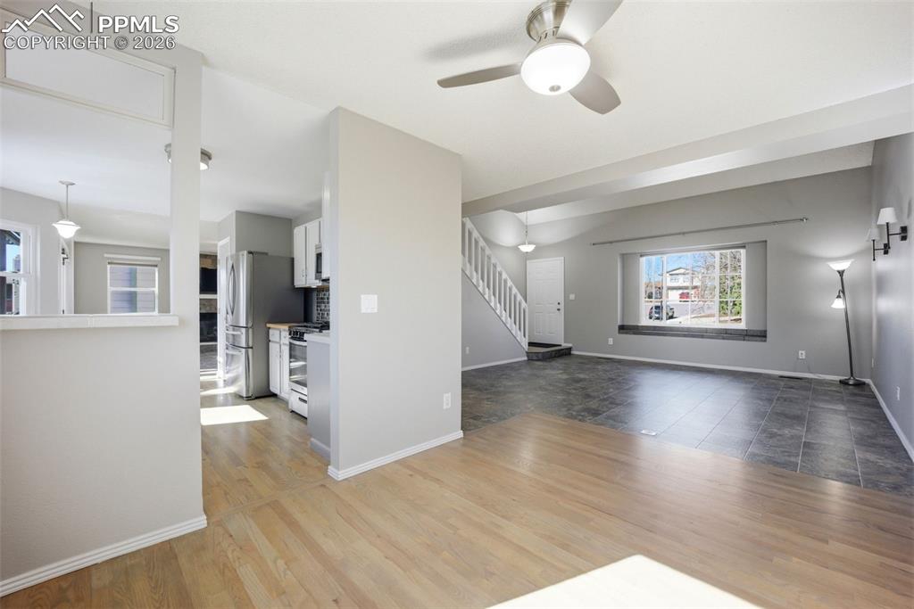 Image 8 of 50: Living Room