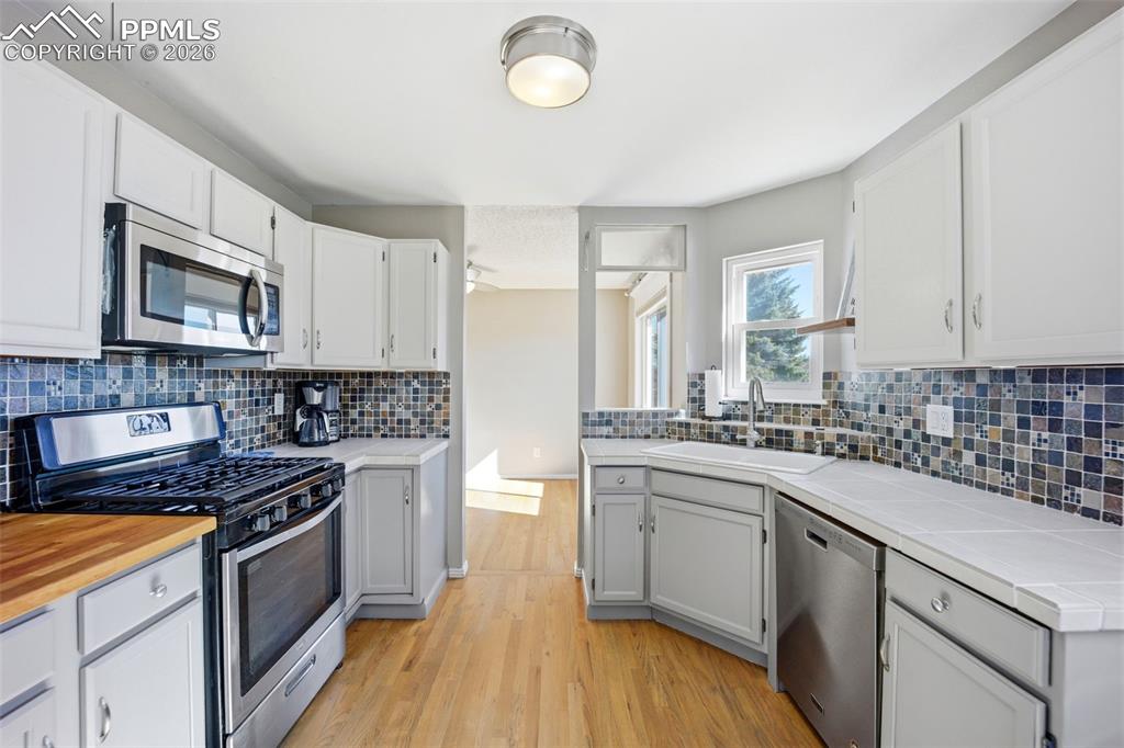 Image 9 of 50: Kitchen